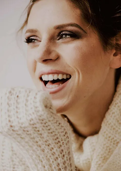 Clínica Dental Dr. Jacobo Álvarez chica sonriendo